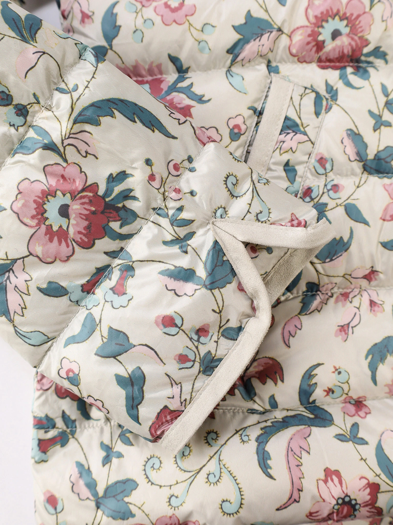 Куртка молочного цвета с цветочным принтом с горизонтальной стежкой